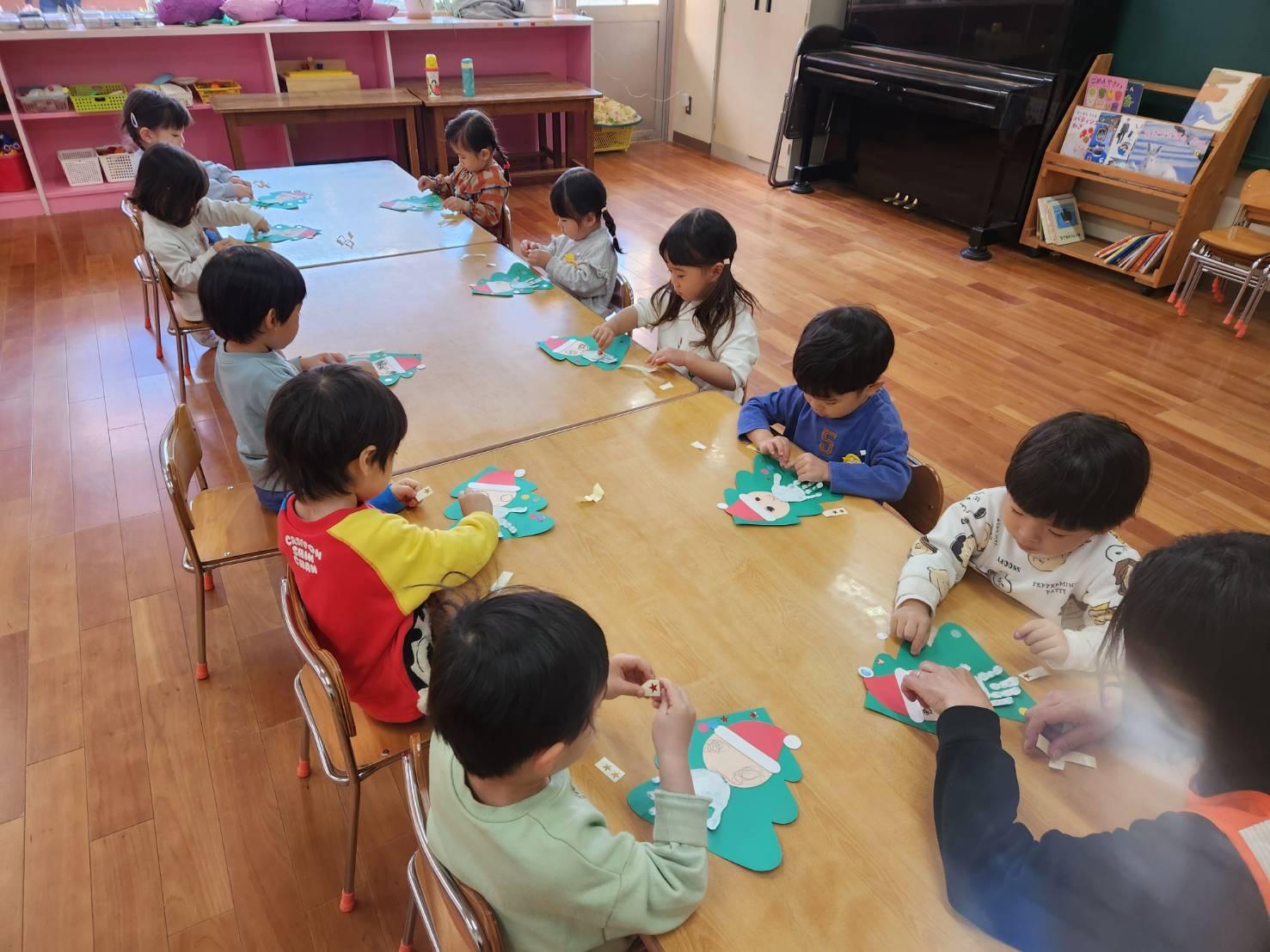 つくし組　クリスマス製作～クレヨン・シール～